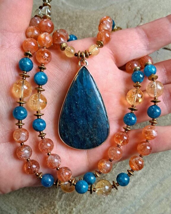 Apatit-Kette mit Heilsteinperlen aus Sonnenstein, Citrin und Apatit - spiritueller Schmuck