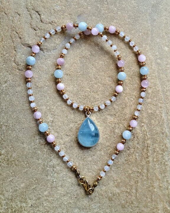 Aquamarinkette mit Mondstein-, Kunzit- und Aquamarinperlen - nickelfreier Schmuck
