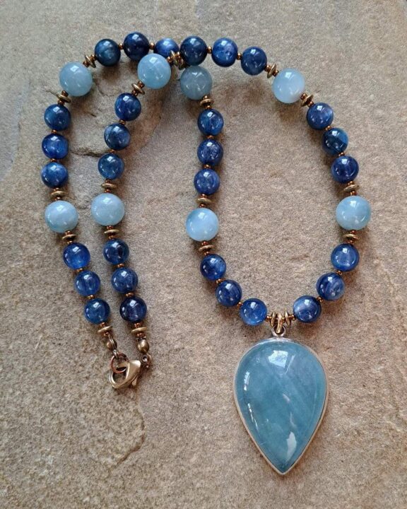 Aquamarinkette mit Heilsteinperlen verbunden - Natursteinschmuck, nickelfrei