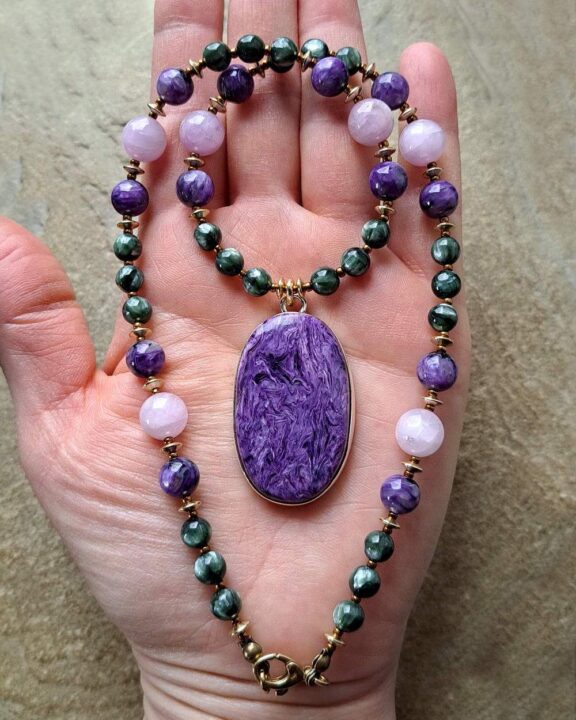 Charoitkette mit Edelsteinperlen aus Seraphinit, Charoit und Kunzit - nickelfreier Schmuck