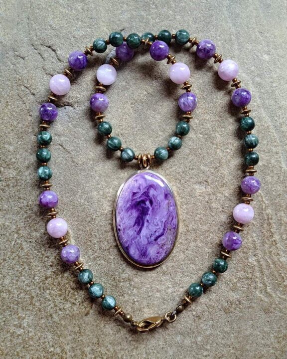 Charoitkette mit Edelsteinperlen aus Seraphinit, Charoit und Rosenquarz verbunden - Echtschmuck