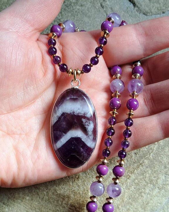 Chevron-Amethyst-Anhänger an Halskette aus Mondstein und Amethyst - edler Boho-Schmuck