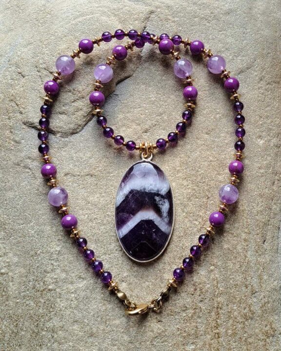 Chevron-Amethyst-Anhänger an Halskette aus Mondstein und Amethyst - edler Dirndlschmuck
