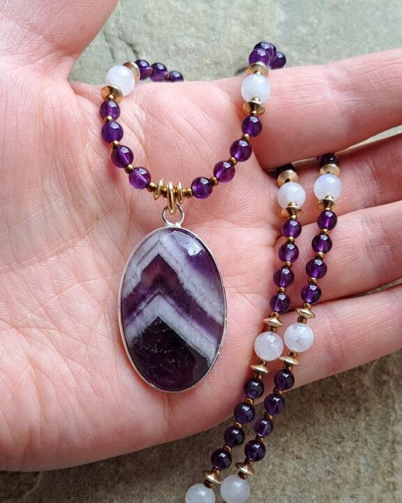 Chevron-Amethyst-Anhänger an Halskette aus Mondstein und Amethyst - edler Echtschmuck