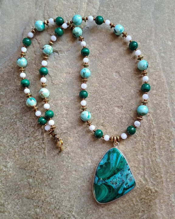 Chrysokoll-Malachit-Anhänger an einer Heilsteinkette - energetischer Schmuck