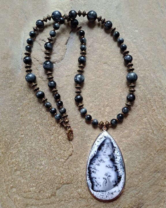 Dendritenopal-Kette mit Heilsteinperlen aus Falkenauge - eleganter Schmuck