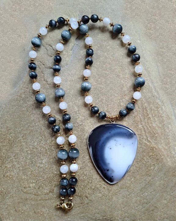 Dendriten-Opal-Kette mit Perlen aus Falkenauge und Mondstein - edler Dirndlschmuck