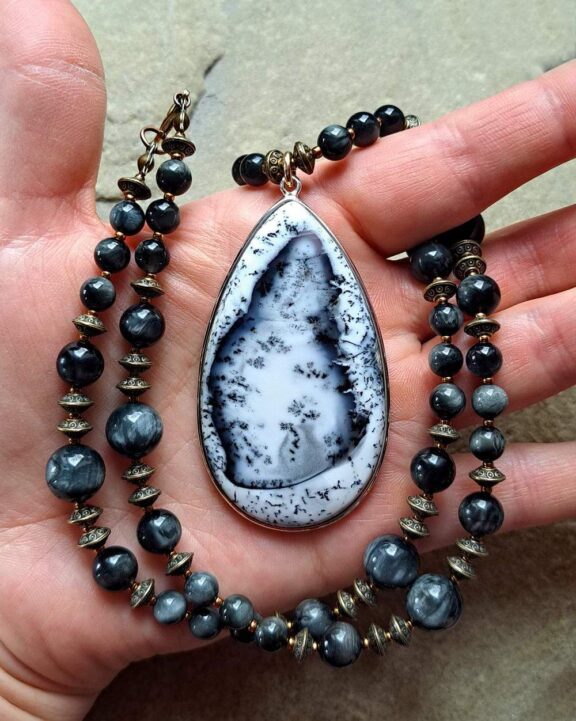 Dendritenopal-Anhänger an einer Heilsteinkette aus Falkenauge - edler Ritualschmuck