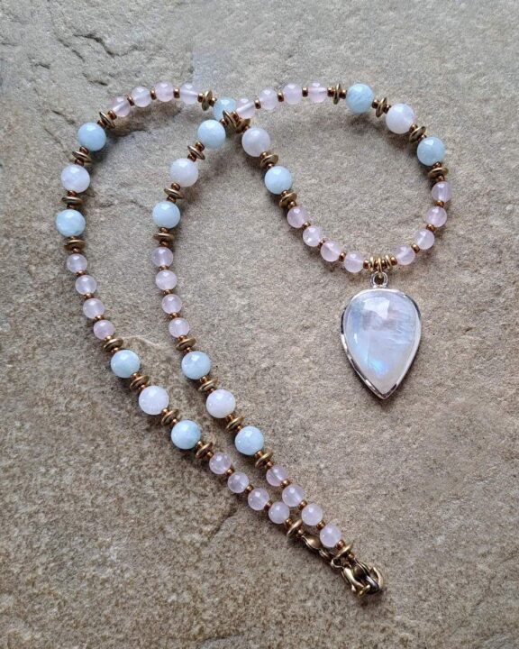 Eleganter Edelschmuck: Mondstein-Anhänger an Perlenkette - ideal für Lichtarbeit