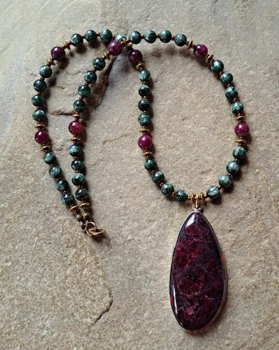 Eudialyt-Medaillon an einer Heilsteinkette - energetischer Schmuck