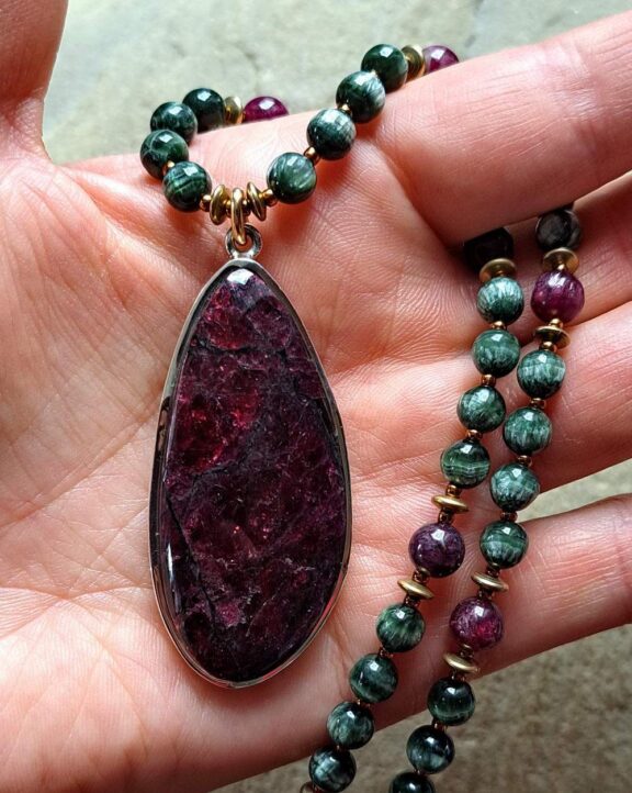 Eudialyt-Medaillon an einer Heilsteinkette - eleganter Ritualschmuck