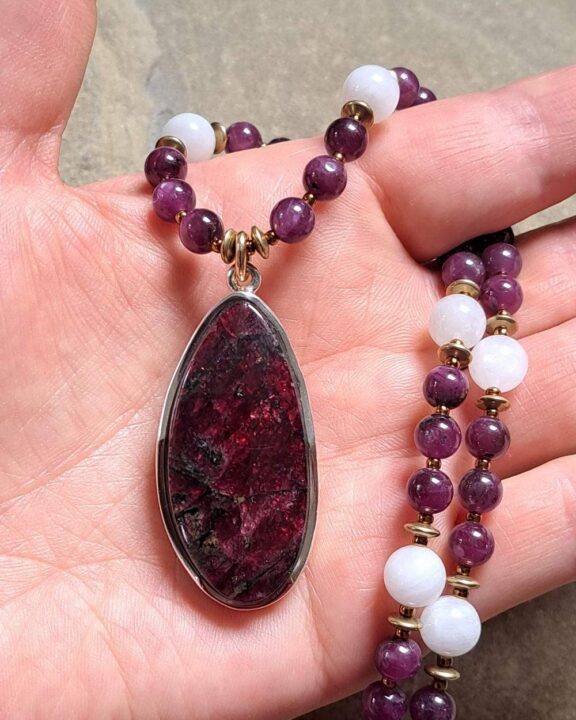 Eudialyt-Kette mit Edelsteinperlen wie Mondstein - edler Naturschmuck