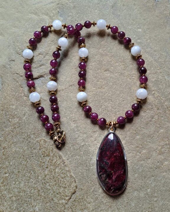 Eudialyt-Kette mit Edelsteinperlen wie Mondstein - edler Natursteinschmuck