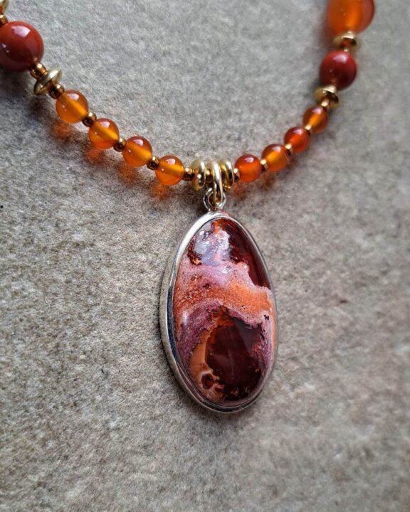 Feueropal-Anhänger an Perlenkette aus Karneol und Jaspis - edler Schmuck