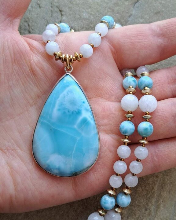 Eleganter Edelschmuck: Larimar-Anhänger an Perlenkette aus Larimar- und Mondsteinperlen