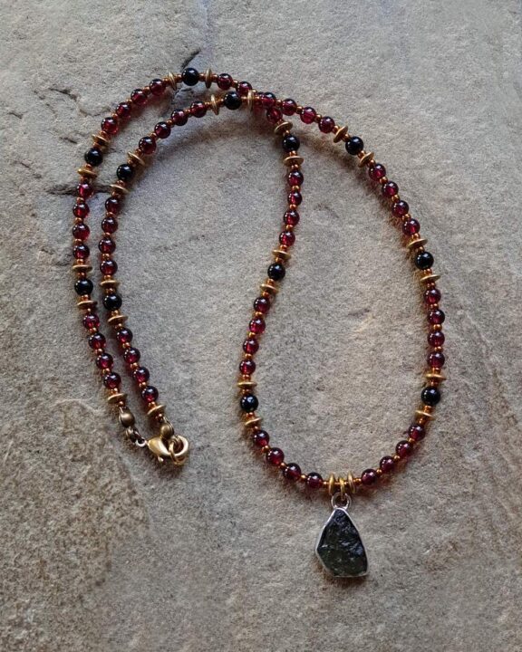 Heilstein Moldavit: Moldavit-Anhänger an Halskette aus Granat und Turmalin - Naturschmuck