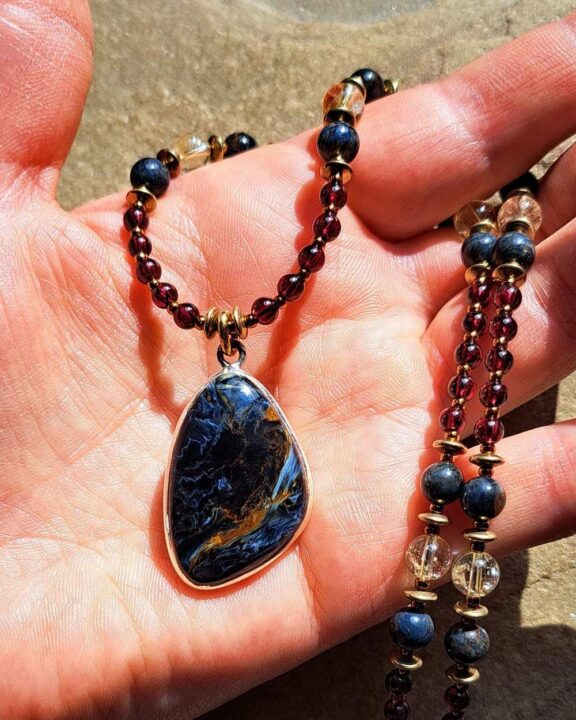 Pietersit-Heilstein-Anhänger an Perlenkette - edler Echtschmuck