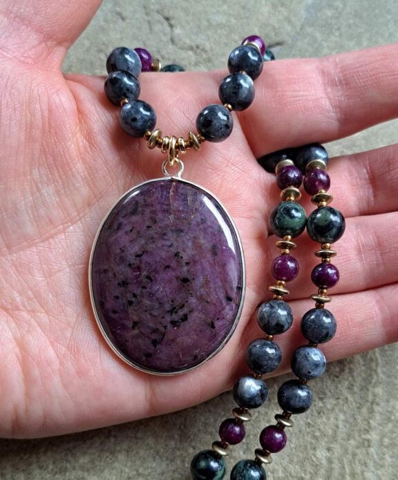 Rubin-Anhänger an Perlenkette - edler Hypoallergener Schmuck aus Heilsteinen