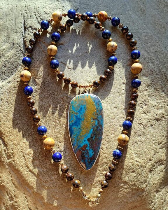 Heilstein-Amulett an Edelsteinkette aus fossilem Holz, Bronzit und Lapislazuli - edler Schmuck