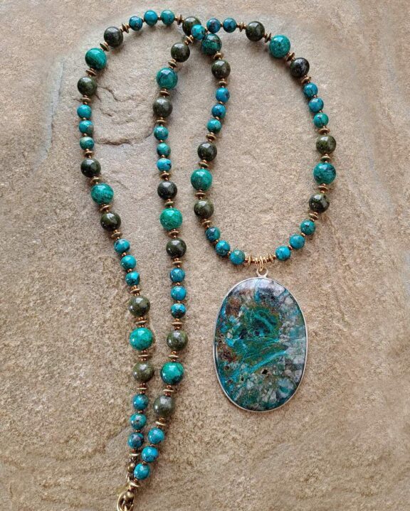 Heilsteinamulett an Halskette aus Edelsteinperlen - nickelfreier Schmuck