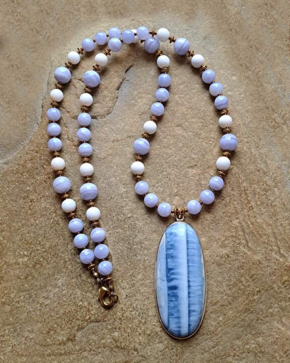 Heilstein-Anhänger an Perlenkette - eleganter Meditationsschmuck