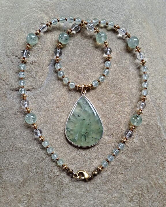 Spiritueller Schmuck zur Heilsteinarbeit: Prehnitkette mit Bergkristall