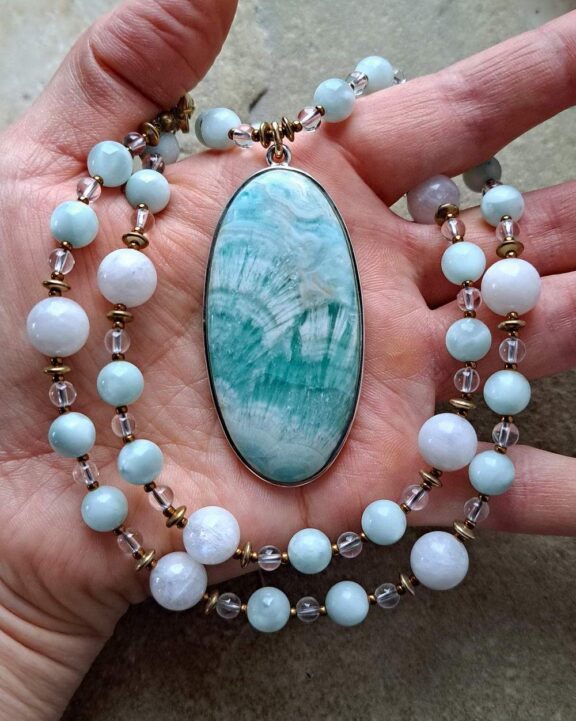 Heilsteinkette mit Edelsteinperlen aus Angelit und Mondstein - energetischer Schmuck