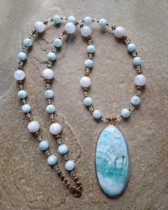 Heilstein-Kette mit Edelsteinperlen aus Angelit und Mondstein - edler Energieschmuck
