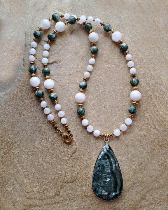Heilsteinkette mit Seraphinit-Anhänger und Perlen aus Mondstein - edler Schmuck