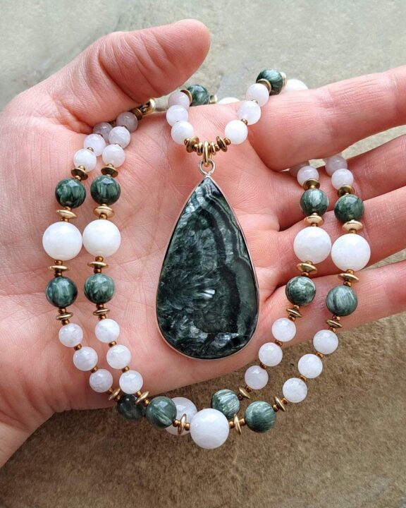 Seraphinitanhänger an Heilsteinkette aus Mondstein und Seraphinit - echter Edelschmuck