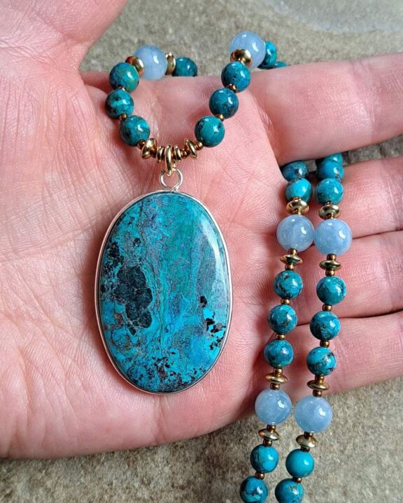 Heilsteinkette mit Edelsteinperlen aus Türkis und Aquamarin und Shattuckit-Anhänger - edler Dirndlschmuck