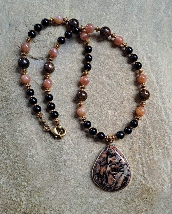 Heilsteinketten aus Edelsteinperlen - eleganter Schmuck für Damen und Herren