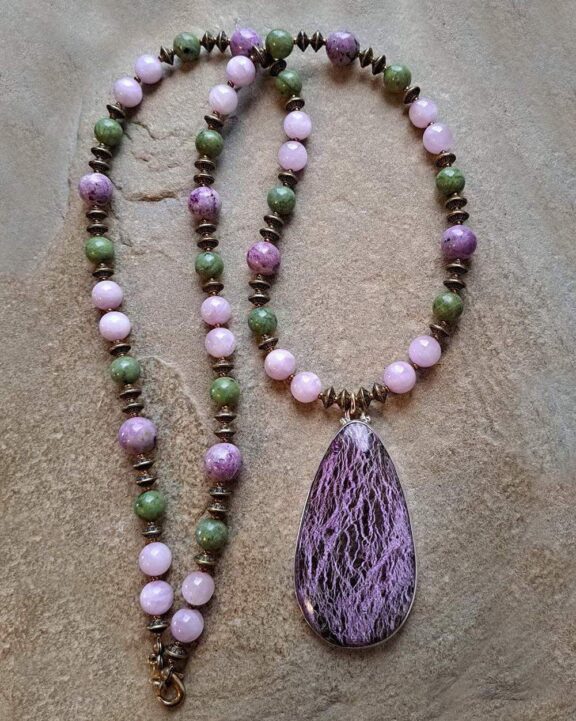 Heilstein-Kette mit Stichtit-Anhänger und Edelsteinperlen - energetischer Schmuck