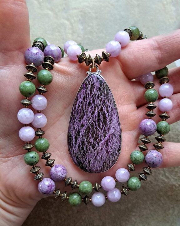 Heilstein-Kette mit Stichtit-Anhänger und Edelsteinperlen - kraftvoller Energieschmuck