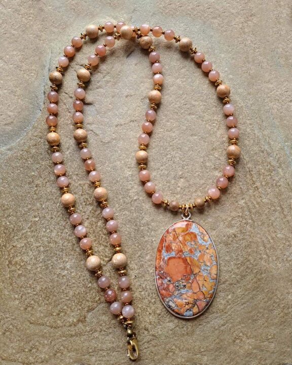 Edler Heilsteinschmuck: Jaspis-Anhänger an Perlenkette aus Sonnenstein und Jaspis