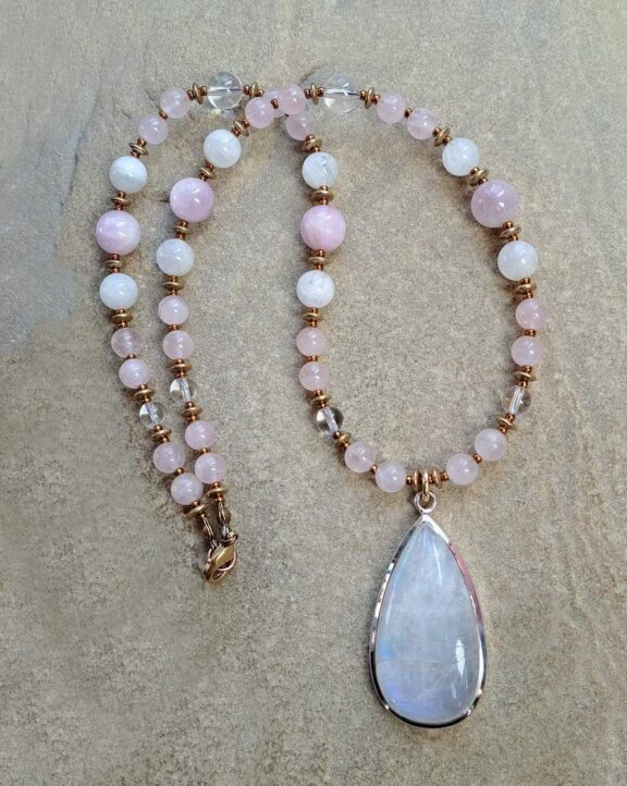 Mondstein-Anhänger an einer Halskette aus Steinperlen - edler Heilsteinschmuck