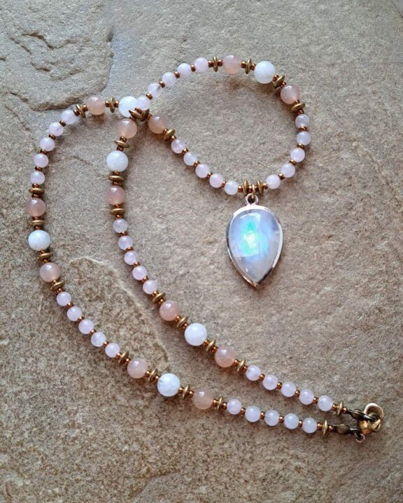 Mondstein-Anhänger an Perlenkette aus Naturstein - edler Hochzeitsschmuck