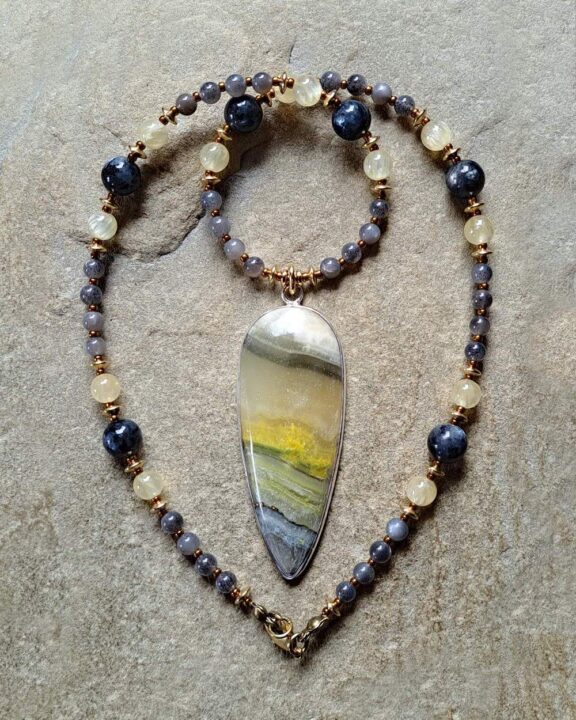 Hummeljaspis-Anhänger an Halskette aus Edelsteinperlen - edler, nickelfreier Schmuck