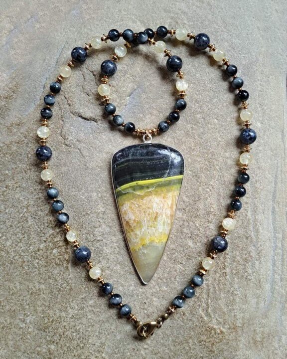 Hummeljaspis-Anhänger an Perlenkette aus Labradorit, Mondstein und Citrin - Yogaschmuck