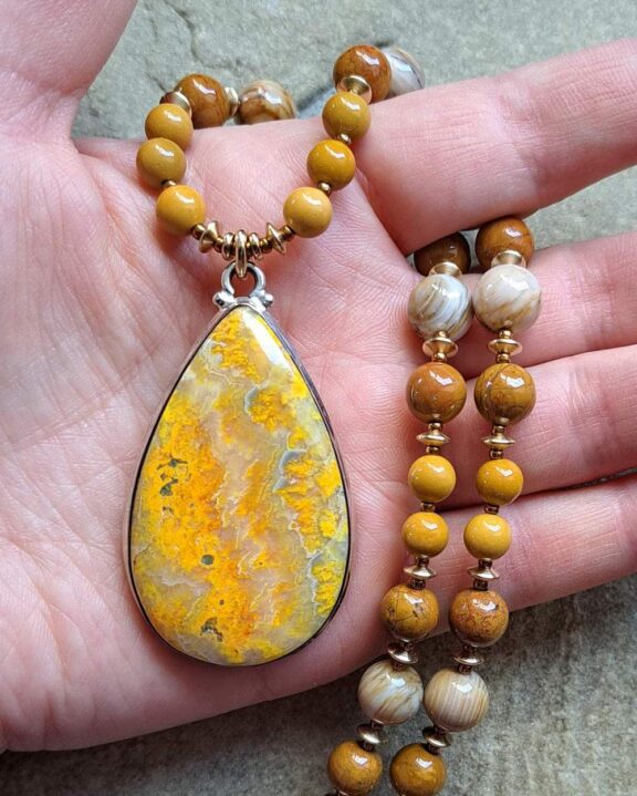 Hummel-Jaspis-Anhänger an Halskette aus Edelsteinperlen - nickelfreier Heilsteinschmuck