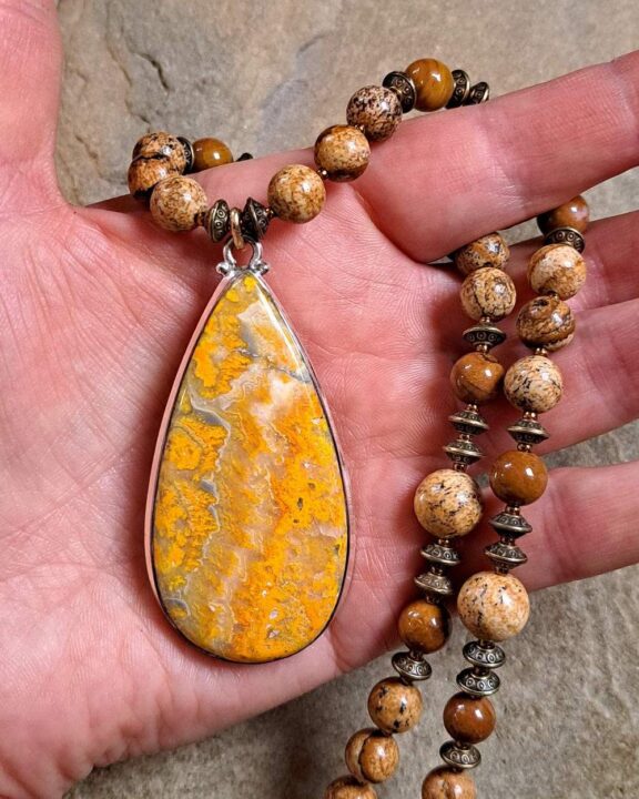 Hummeljaspis-Kette mit Edelsteinperlen aus Jaspis - edler Ritualschmuck