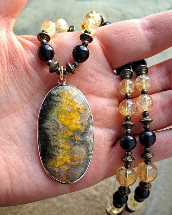 Hummeljaspis-Anhänger an Perlenkette aus Citrin und Turmalin - ideales Reikizubehör