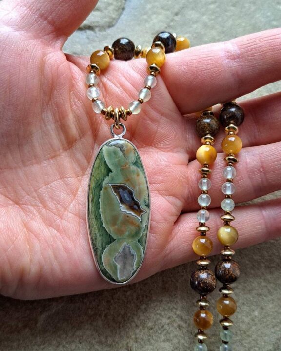 Jaspis-Anhänger an Heilsteinkette aus Tigerauge, Bronzit und Prehnit - Heilsteinenergie