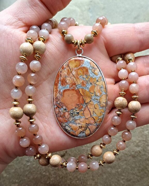 Jaspis-Anhänger an Halskette aus Edelsteinperlen - spiritueller Schmuck