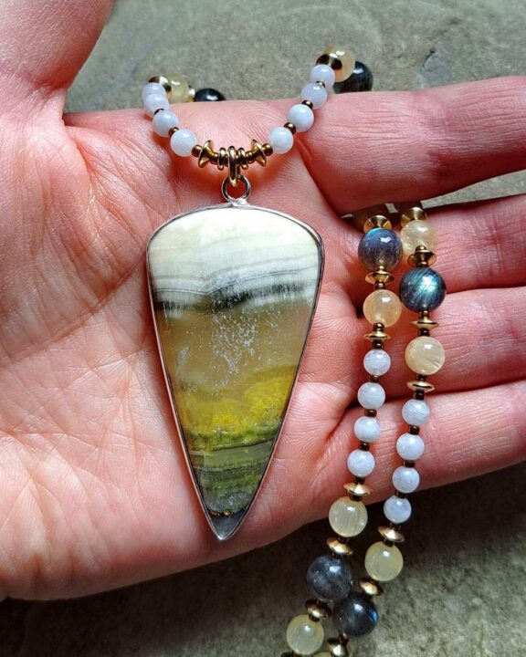 Hummeljaspis-Anhänger an Perlenkette aus Labradorit, Mondstein und Citrin - nickelfreier Schmuck