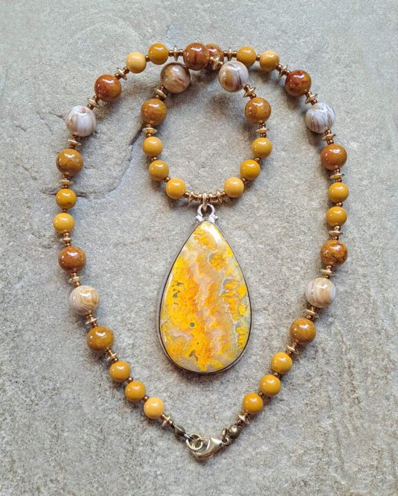 Hummel-Jaspis-Anhänger an Halskette aus Edelsteinperlen - hypoallergener Schmuck im Bohostil