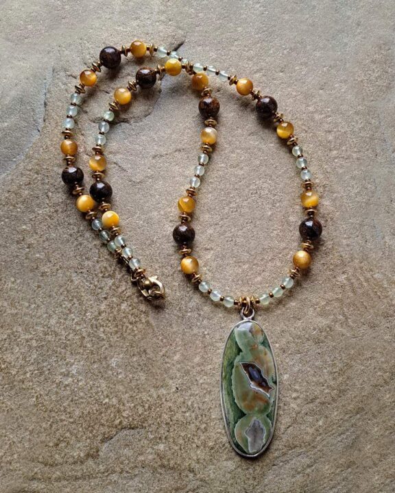 Jaspis-Kette mit Edelsteinperlen aus Tigerauge, Bronzit und Prehnit - edler Trachtenschmuck