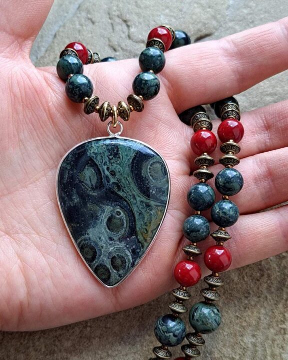 Jaspisanhänger mit Kabambajaspis als Halskette - nickelfreier Dirndlschmuck