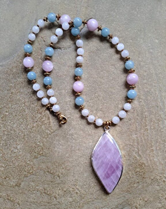 Kunzit-Anhänger an einer Heilsteinkette aus Edelsteinperlen - Yogaschmuck