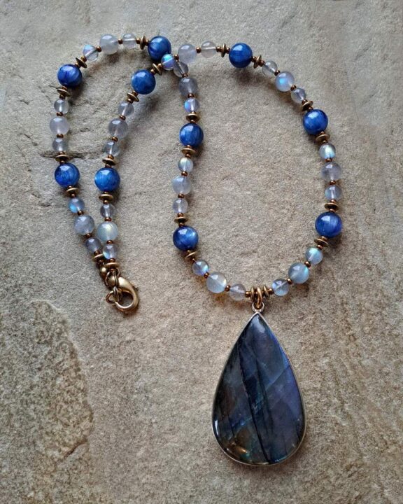 Heilsteinkette aus Labradorit mit Edelsteinperlen - eleganter Edelschmuck